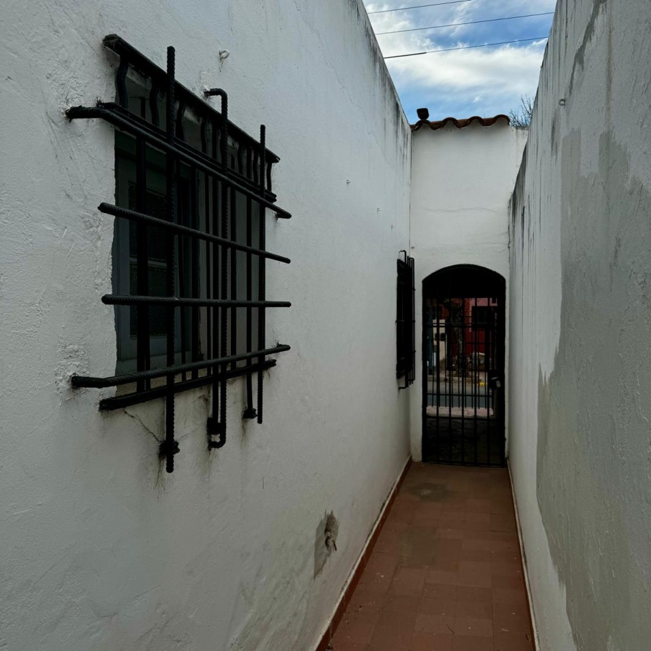 VENDO CASA TRES DORMITORIOS BARRIO QUINTA SANTA ANA