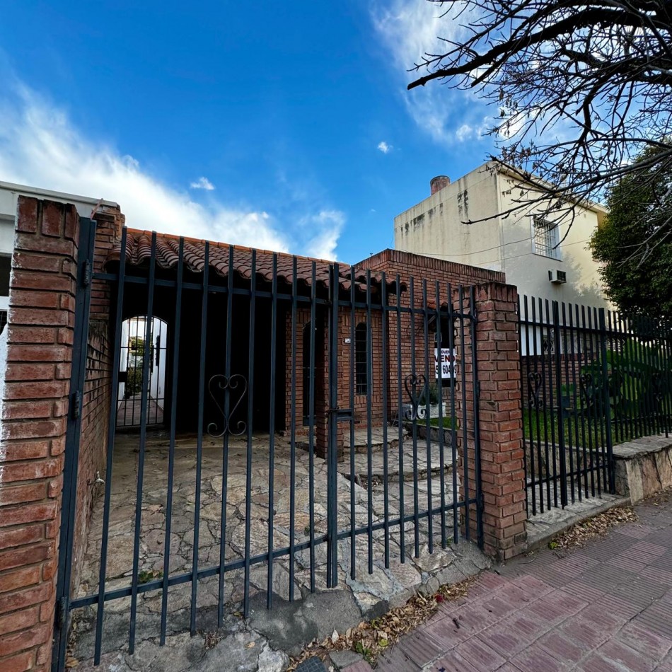 VENDO CASA TRES DORMITORIOS BARRIO QUINTA SANTA ANA