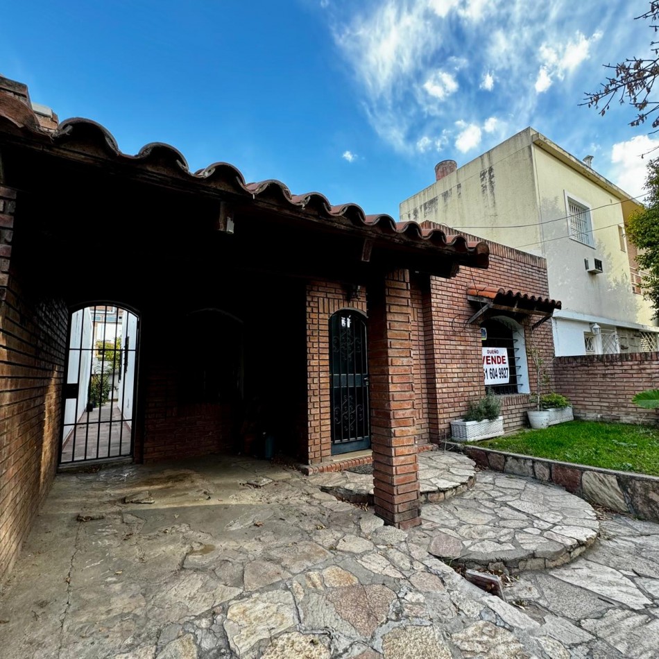 VENDO CASA TRES DORMITORIOS BARRIO QUINTA SANTA ANA