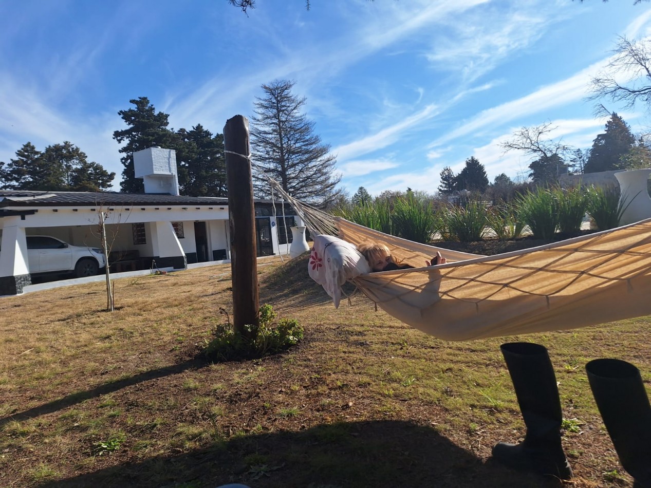 Te ofrecemos a la Venta una casa de 160m² cubiertos sobre un amplio terreno de 2200m².