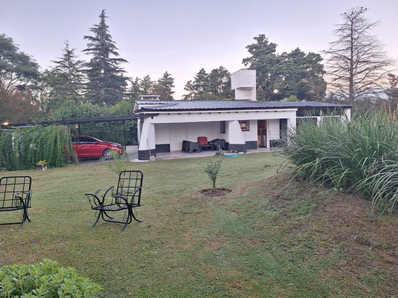 Te ofrecemos a la Venta una casa de 160m² cubiertos sobre un amplio terreno de 2200m².